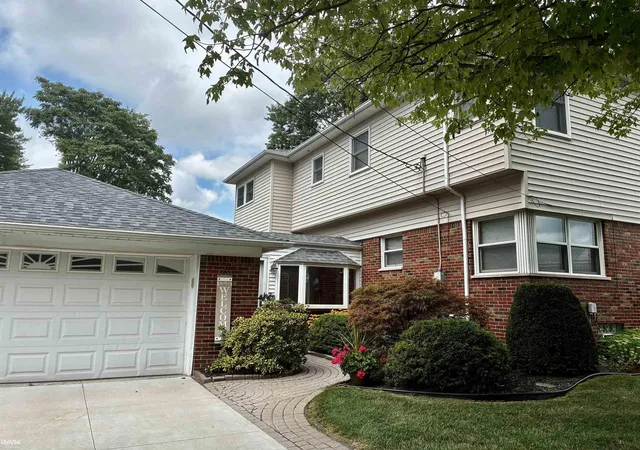 Photo 4 of Single family home for sale at 28900 S River Rd, Harrison Township, MI 48045 | MLS# 58050214937 | Listing updated on 2026-09-07