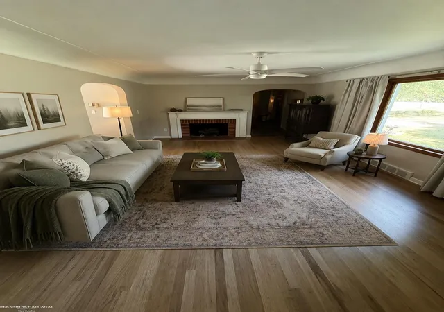 Photo 4 of Single family home for sale at 42501 Utica Rd, Sterling Heights, MI 48314 | MLS# 58050214987 | Listing updated on 2026-09-02