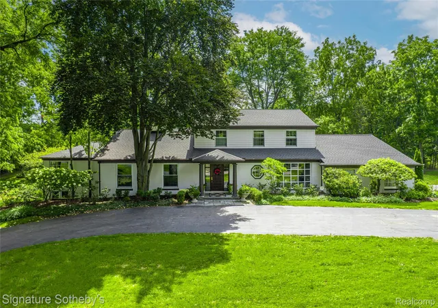 Photo 2 of Single family home for sale at 1381 Echo Ln, Bloomfield Hills, MI 48302 | MLS# 20261055345 | Listing updated on 2026-10-11