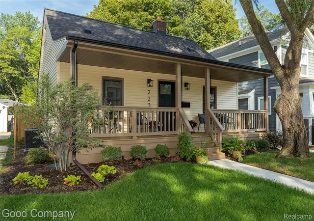 Photo 2 of Single family home for sale at 223 N Alexander Ave, Royal Oak, MI 48067 | MLS# 20261055744 | Listing updated on 2026-10-06