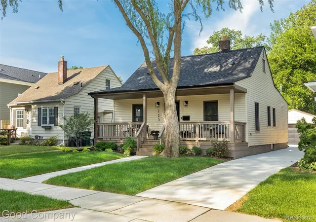 Photo 3 of Single family home for sale at 223 N Alexander Ave, Royal Oak, MI 48067 | MLS# 20261055744 | Listing updated on 2026-10-10