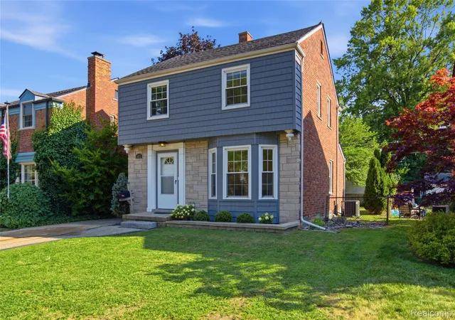 Photo 1 of Single family home for sale at 2073 Van Antwerp St, Grosse Pointe Woods, MI 48236 | MLS# 20261055885 | Listing updated on 2026-10-10