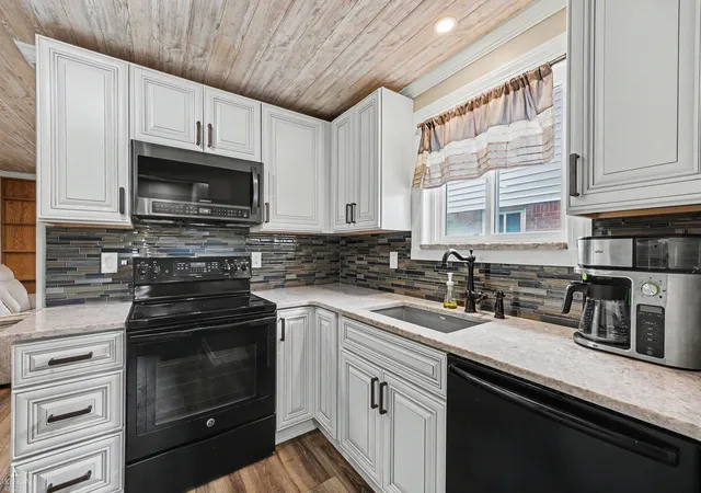 Photo 3 of Single family home for sale at 18039 S Summer Ln, Fraser, MI 48026 | MLS# 58050215584 | Listing updated on 2026-09-10