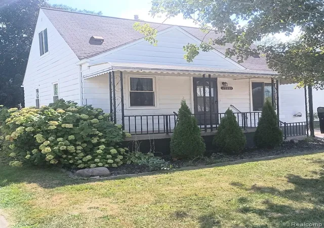 Photo 1 of Single family home for sale at 25880 Groveland St, Roseville, MI 48066 | MLS# 20261057381 | Listing updated on 2026-09-18