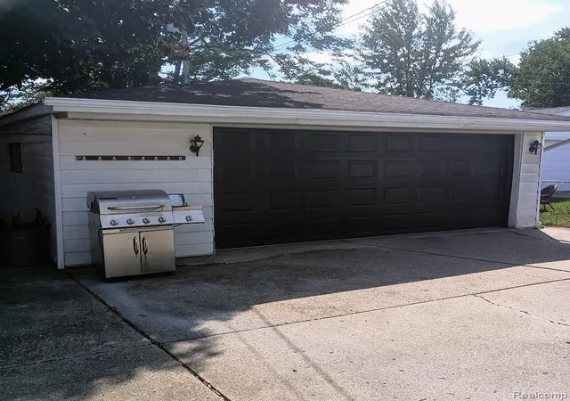 Photo 4 of Single family home for sale at 25880 Groveland St, Roseville, MI 48066 | MLS# 20261057381 | Listing updated on 2026-09-18