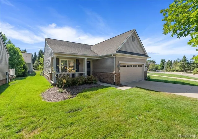 Listing Photo 2 - Condo for sale in building located at 3679 W Madison Ave, Lake Orion, MI 48359