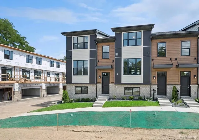Photo 2 of Condo for sale at 1016 Pine Tree Ln, Troy, MI 48085 | MLS# 20261057715 | Listing updated on 2026-09-13