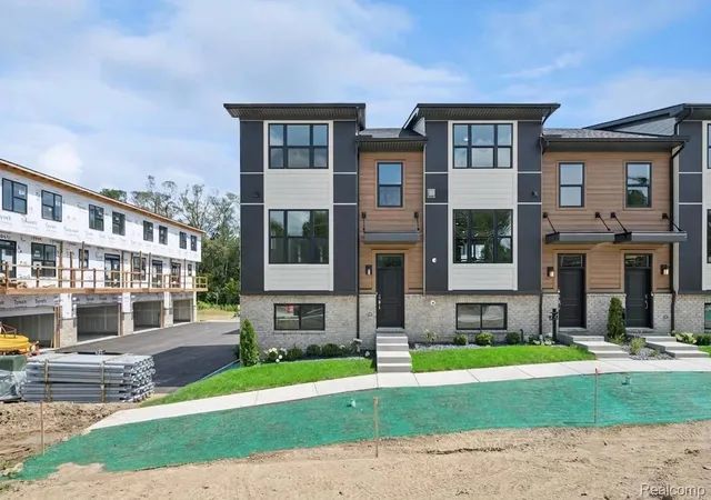 Photo 3 of Condo for sale at 1016 Pine Tree Ln, Troy, MI 48085 | MLS# 20261057715 | Listing updated on 2026-09-13