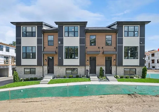 Listing Photo 4 - Condo for sale in building located at 1016 Pine Tree Ln, Troy, MI 48085