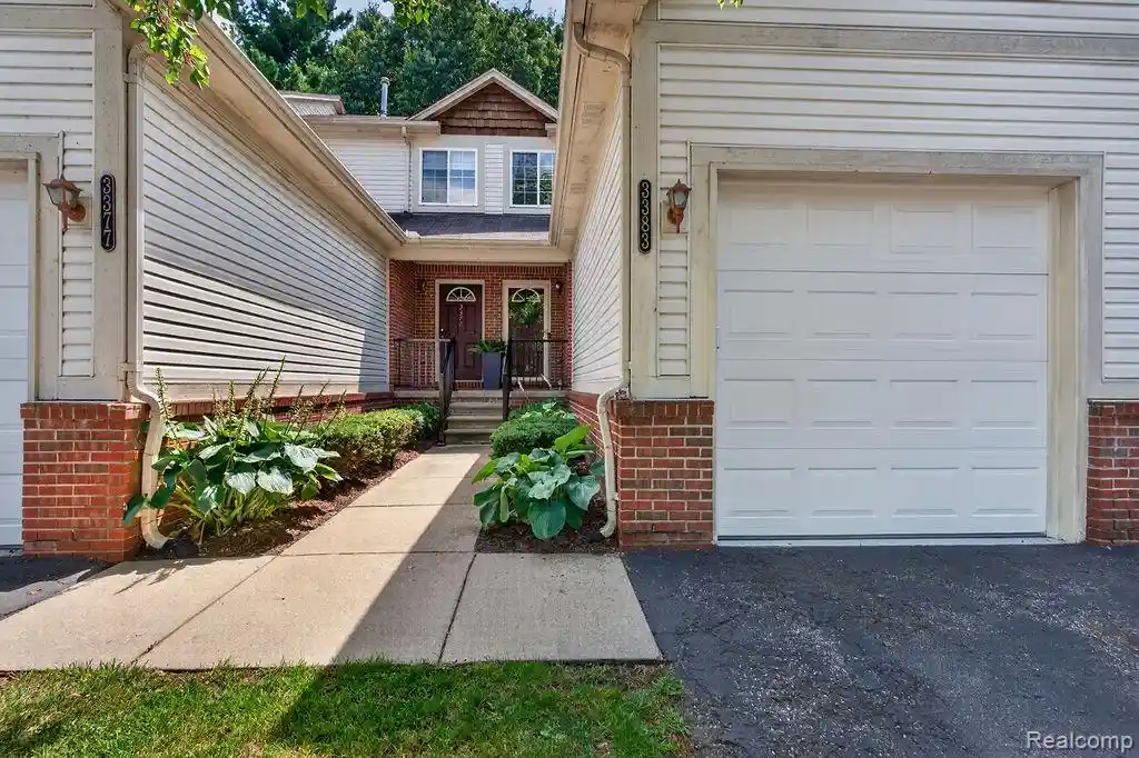 Listing Photo 2 - Condo for sale in 3383 Baldwin Woods Dr located at 3383 Baldwin Woods Dr, Lake Orion, MI 48359 - Unit 3383 Baldwin Woods Dr