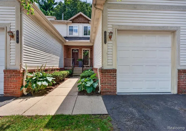 Listing Photo 2 - Condo for sale in building located at 3383 Baldwin Woods Dr, Lake Orion, MI 48359