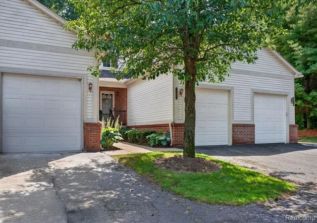 Listing Photo 3 - Condo for sale in building located at 3383 Baldwin Woods Dr, Lake Orion, MI 48359