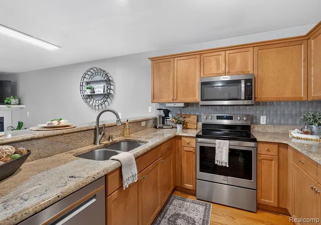 Listing Photo 4 - Condo for sale in building located at 3383 Baldwin Woods Dr, Lake Orion, MI 48359
