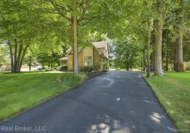 Photo 4 of Single family home for sale at 8184 Baypointe Dr, Brighton, MI 48114 | MLS# 20261058448 | Listing updated on 2026-09-14