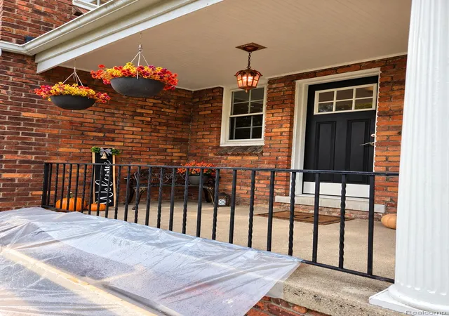 Photo 3 of Single family home for sale at 276 Lewiston Rd, Grosse Pointe Farms, MI 48236 | MLS# 20261058858 | Listing updated on 2026-10-03