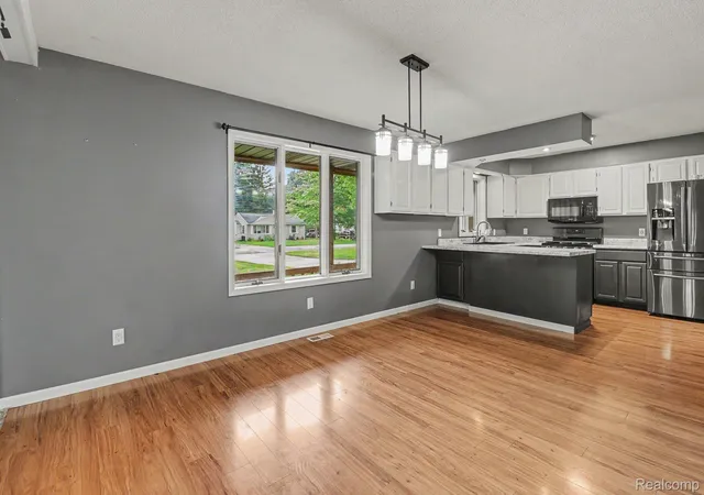 Photo 3 of Single family home for sale at 1478 Hendrick Rd, Norton Shores, MI 49441 | MLS# 20261059016 | Listing updated on 2026-09-18