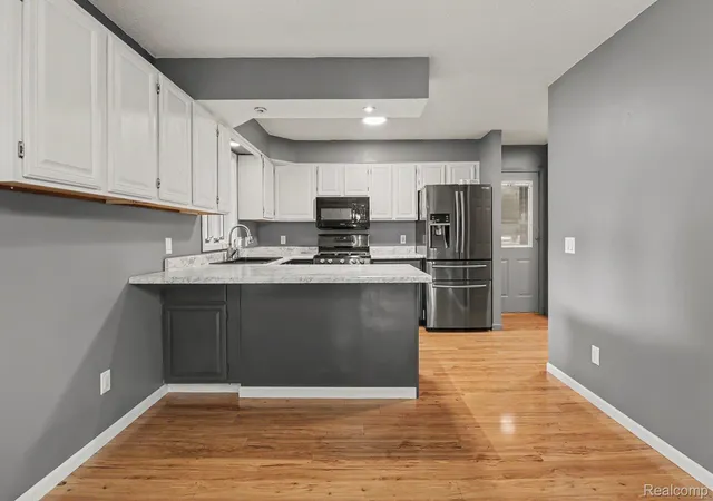 Photo 3 of Single family home for sale at 1478 Hendrick Rd, Norton Shores, MI 49441 | MLS# 20261059016 | Listing updated on 2026-09-18