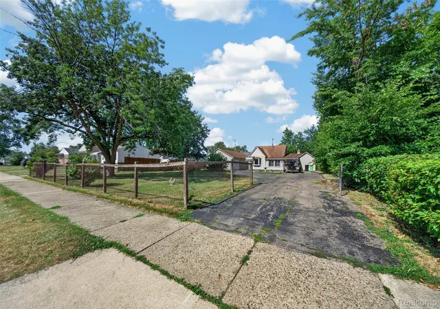 Photo 2 of Single family home for sale at 25801 Fern St, Roseville, MI 48066 | MLS# 20261059549 | Listing updated on 2026-10-08
