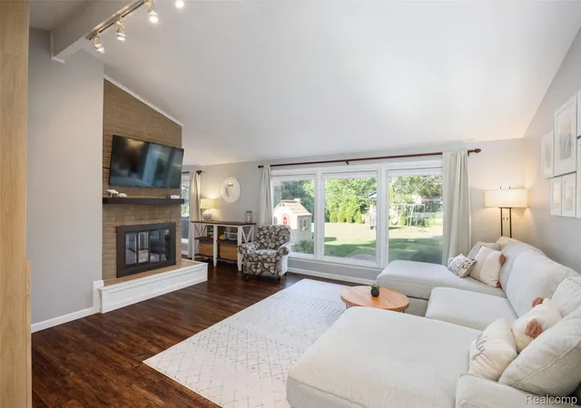 Photo 3 of Single family home for sale at 455 Donegal Dr, Rochester Hills, MI 48309 | MLS# 20261060426 | Listing updated on 2026-10-18