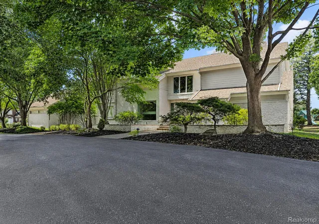 Photo 1 of Sale Pending at 3894 Glen Fls Dr, Bloomfield Hills, MI 48302 | MLS# 20261061000 | Listing updated on 2026-09-11