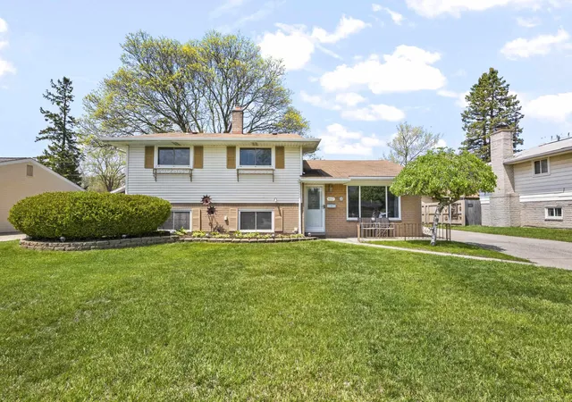 Photo 1 of Single family home for sale at 8607 Leslie St, Sterling Heights, MI 48314 | MLS# 58050217326 | Listing updated on 2026-09-11