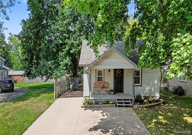 Photo 2 of Single family home for sale at 3260 Wanamaker Rd, Waterford, MI 48328 | MLS# 20261061586 | Listing updated on 2026-09-04