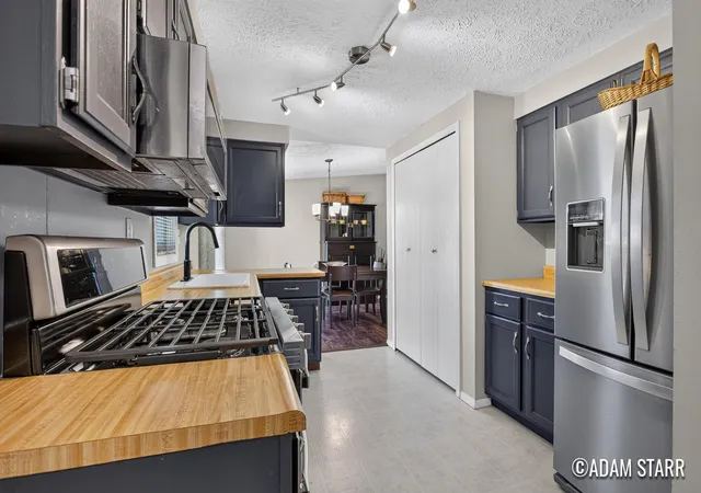 Photo 3 of Single family home for sale at 1525 Lenox Rd SE, Grand Rapids, MI 49506 | MLS# 65026040694 | Listing updated on 2026-10-09