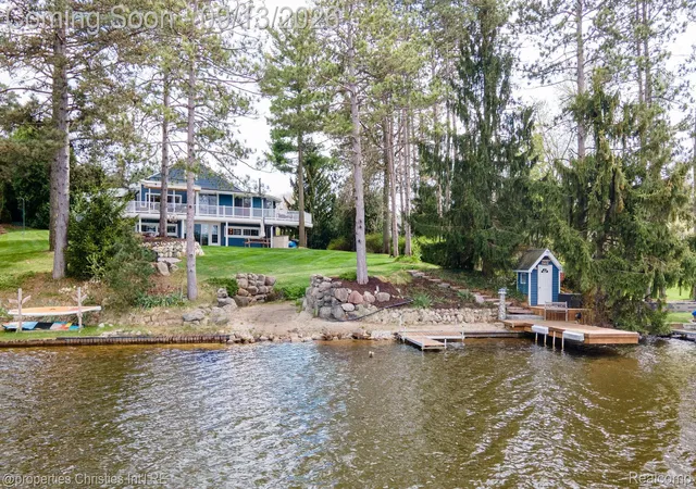 Photo 1 of Single family home for sale at 900 Indianwood Rd, Lake Orion, MI 48362 | MLS# 20261061650 | Listing updated on 2026-09-14