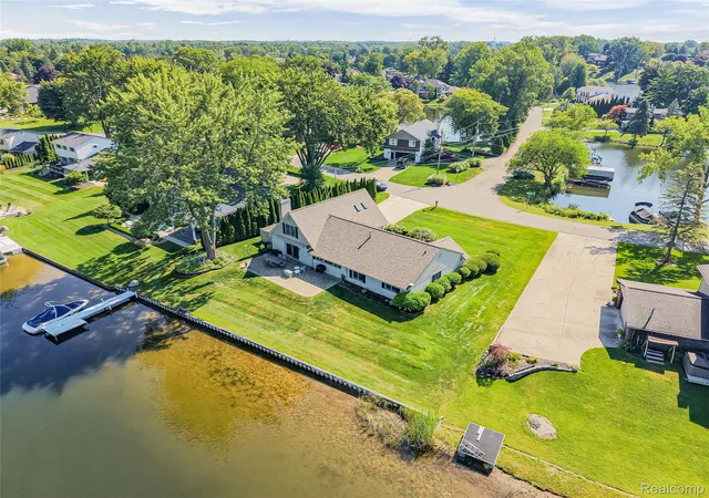 Photo 2 of Single family home for sale at 4977 Wavewood Dr, Commerce Township, MI 48382 | MLS# 20261061921 | Listing updated on 2026-10-11