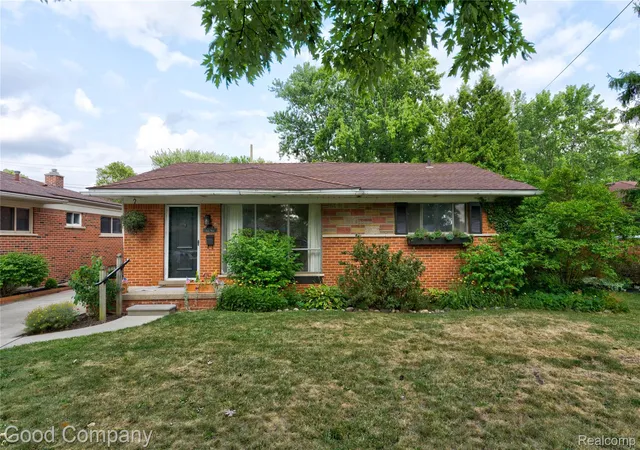 Photo 1 of Single family home for sale at 220 N Webik Ave, Clawson, MI 48017 | MLS# 20261062140 | Listing updated on 2026-09-13