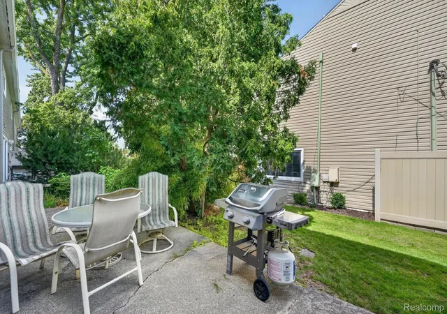 Listing Photo 2 - Condo for sale in building located at 761 Kirts Blvd, Troy, MI 48084