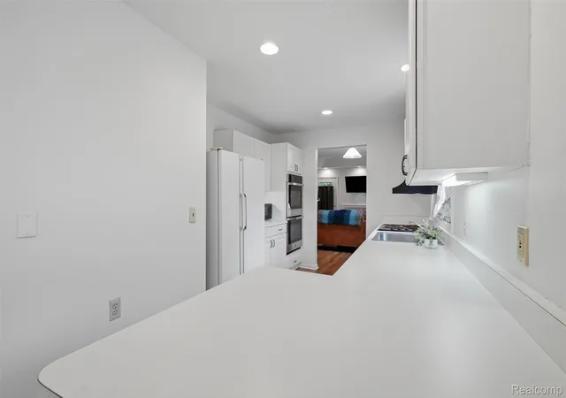 Listing Photo 5 - Condo for sale in building located at 21305 Juniper Ct, Farmington Hills, MI 48336 - Unit #61