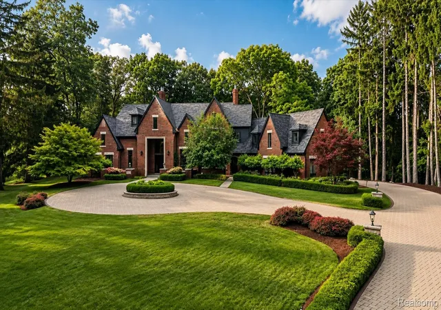 Photo 2 of Mansion for sale at 31235 Woodside Dr, Franklin, MI 48025 | MLS# 20261064009 | Listing updated on 2026-09-15