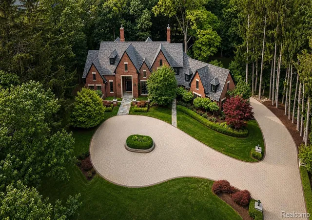 Photo 22 of Mansion for sale at 31235 Woodside Dr, Franklin, MI 48025 | MLS# 20261064009 | Listing updated on 2026-10-21