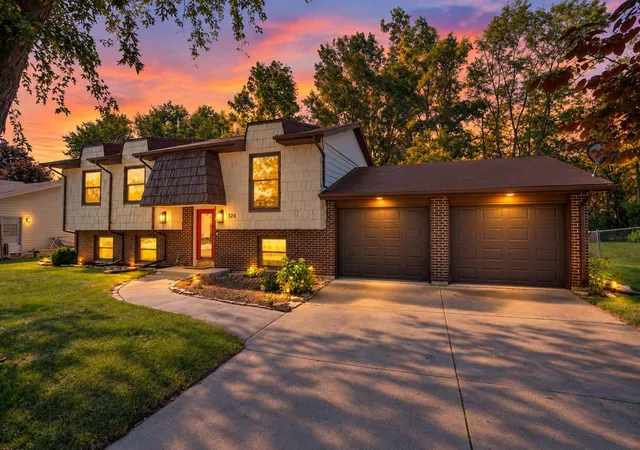 Photo 1 of Single family home for sale at 326 E Franklin St, Clinton, MI 49236 | MLS# 81026042329 | Listing updated on 2026-10-12