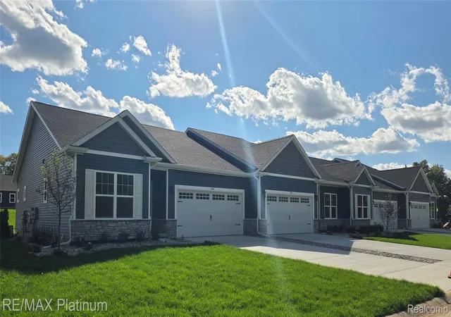 Photo 1 of Sale Pending at 832 Oakwood Cir #34, Fenton, MI 48430 | MLS# 20261064273 | Listing updated on 2026-10-05