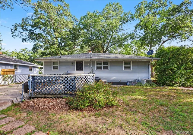 Photo 3 of Single family home for sale at 1325 Francis Ave, Muskegon, MI 49442 | MLS# 20261064510 | Listing updated on 2026-09-03