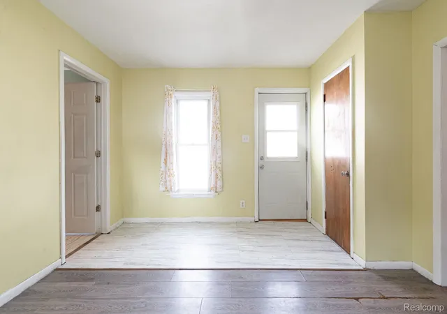 Photo 2 of Single family home for sale at 204 Oakland St, Holly, MI 48442 | MLS# 20261064560 | Listing updated on 2026-10-28