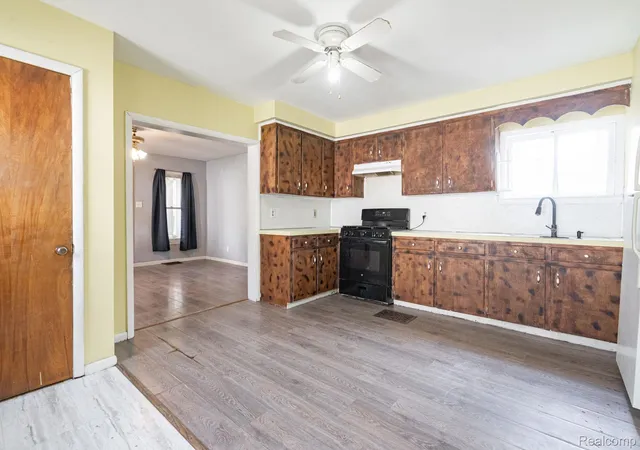 Photo 3 of Single family home for sale at 204 Oakland St, Holly, MI 48442 | MLS# 20261064560 | Listing updated on 2026-10-28