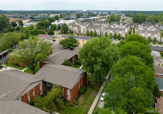 Listing Photo 2 - Condo for sale in building located at 4009 Benjamin Ave, Oakland, MI 48073