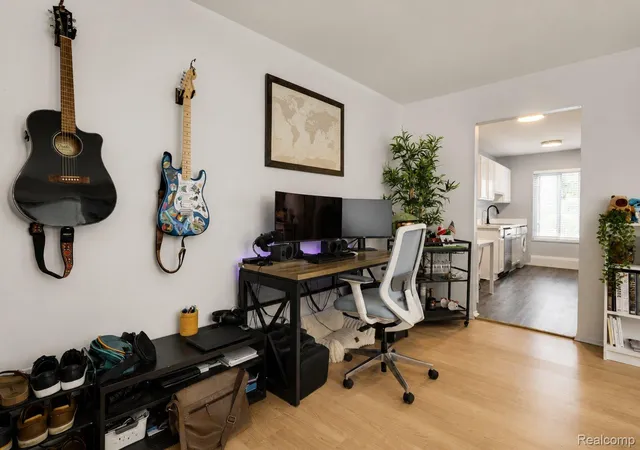 Listing Photo 5 - Condo for sale in building located at 4009 Benjamin Ave, Oakland, MI 48073