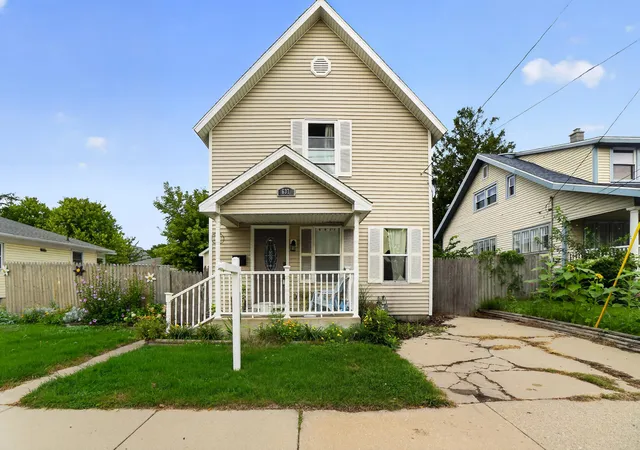 Photo 1 of Single family home for sale at 637 Leonard St Ne, Grand Rapids, MI 49503 | MLS# 65026042752 | Listing updated on 2026-09-03