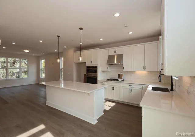 Listing Photo 1 - Condo for sale in building located at 1040 Pine Tree Ln, Troy, MI 48085