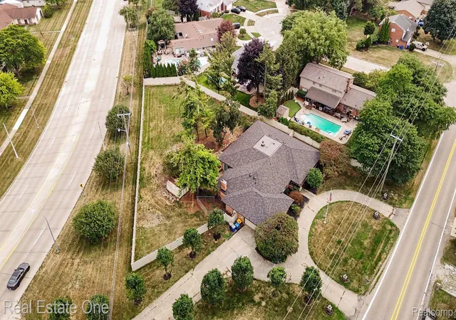 Photo 3 of Single family home for sale at 11584 Chicago Rd, Warren, MI 48093 | MLS# 20261064775 | Listing updated on 2026-09-27