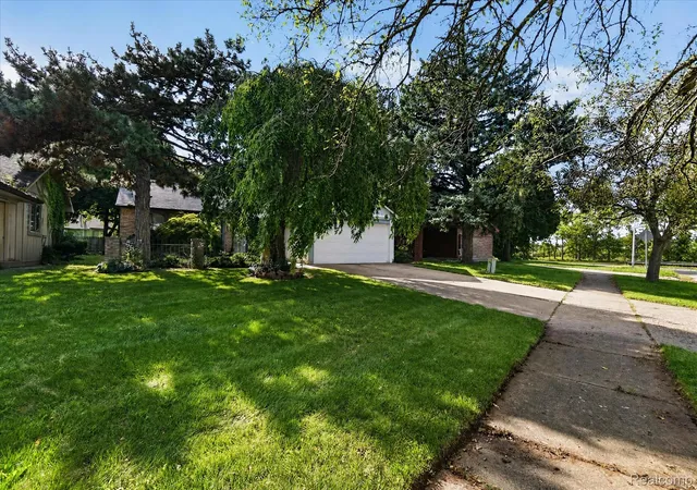 Photo 2 of Single family home for sale at 1608 Broad Ct, Flint, MI 48503 | MLS# 20261064883 | Listing updated on 2026-09-12