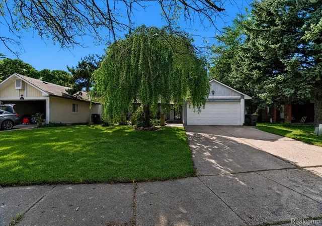 Photo 3 of Single family home for sale at 1608 Broad Ct, Flint, MI 48503 | MLS# 20261064883 | Listing updated on 2026-09-12