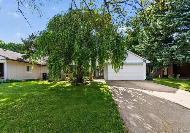Photo 3 of Single family home for sale at 1608 Broad Ct, Flint, MI 48503 | MLS# 20261064883 | Listing updated on 2026-09-12