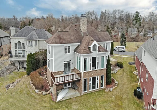 Photo 2 of Single family home for sale at 2386 Silver Pointe Dr, Waterford, MI 48328 | MLS# 20261064941 | Listing updated on 2026-10-12