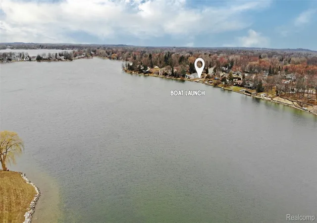 Photo 3 of Single family home for sale at 2386 Silver Pointe Dr, Waterford, MI 48328 | MLS# 20261064941 | Listing updated on 2026-10-12