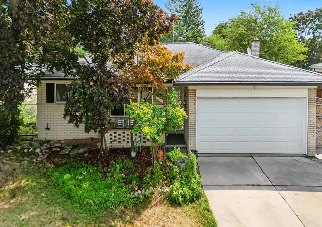 Photo 2 of Single family home for sale at 30316 Austin Dr, Warren, MI 48092 | MLS# 58050218743 | Listing updated on 2026-09-10